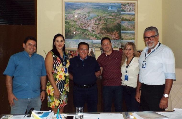 Representantes da Faculdade Rebouças juntamente com  prefeito Sobrinho da cidade de Alagoa Grande PB
