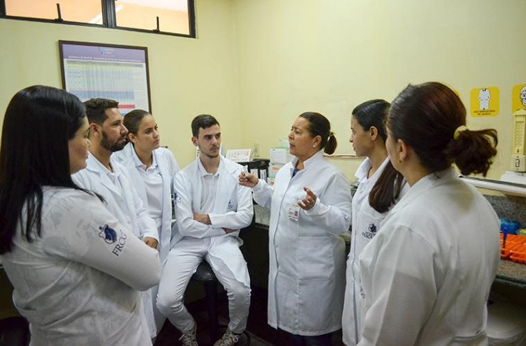 Alunos do bacharelado em farmácia em visita técnica no Hemocentro de Campina Grande