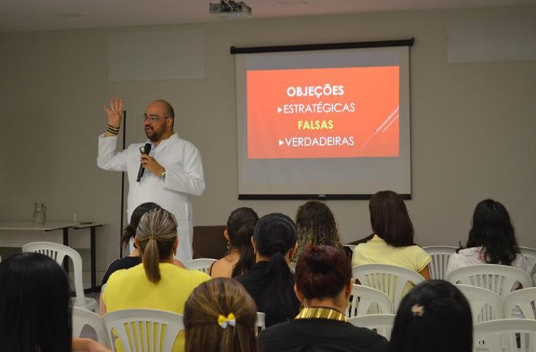 Coach Luiz Milani explicando sobre técnicas de venda