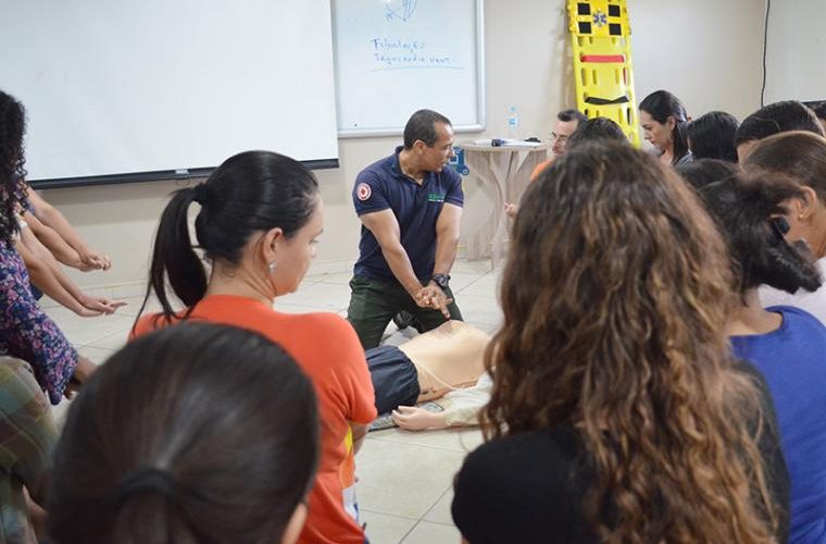 Alunos tendo aula de primeiros socorros com o professor Sergio Araújo