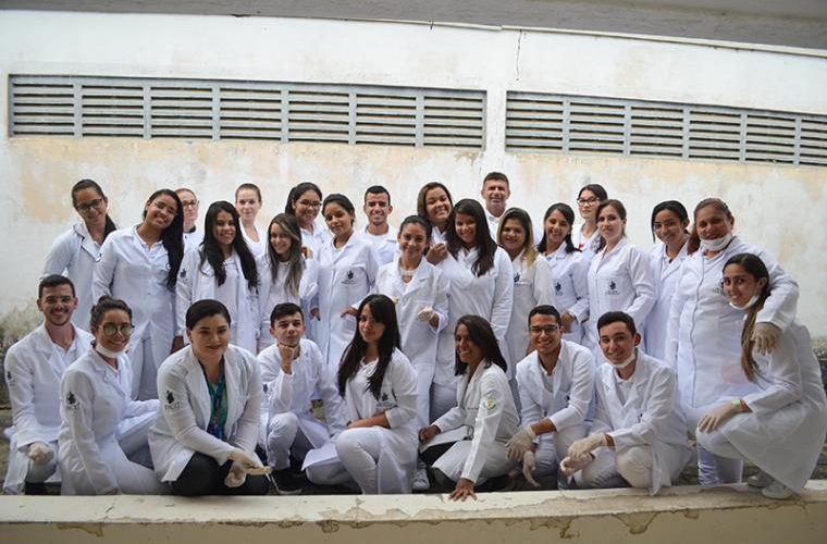 Alunos de Farmácia da Rebouças participam de aula de campo no Laboratório de Anatomia da UFCG