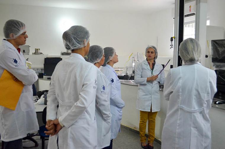 Alunos do curso de Farmácia da Faculdade Rebouças fazem visita técnica no Laboratório de Avaliação e Desenvolvimento de Biomateriais do Nordeste – CERTBIO