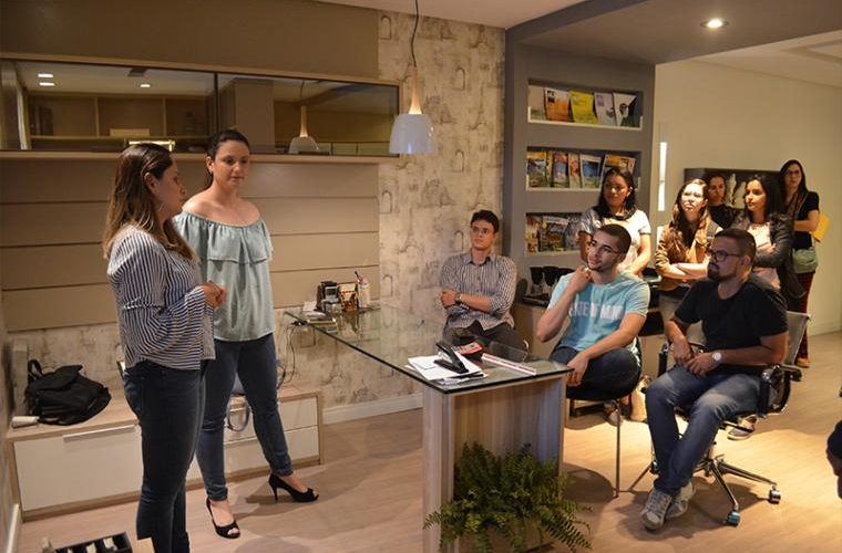 Alunos de Design de Interiores participam de aula de campo no escritório Melo & Brito Arquitetura e Interiores