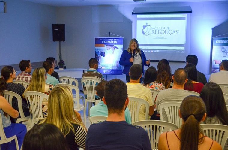 Recepção as turmas novatas dos cursos de Design de interiores e Farmácia