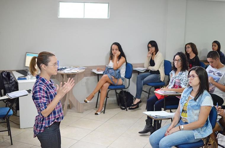 Aula de redação para ENEM 2017 ministrada pela professora Vanessa Barros na Faculdade Rebouças de Campina Grande