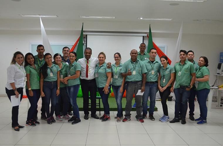 professor da Faculdade Rebouças de Campina Grande ministra treinamento para vendedores da loja Carajás